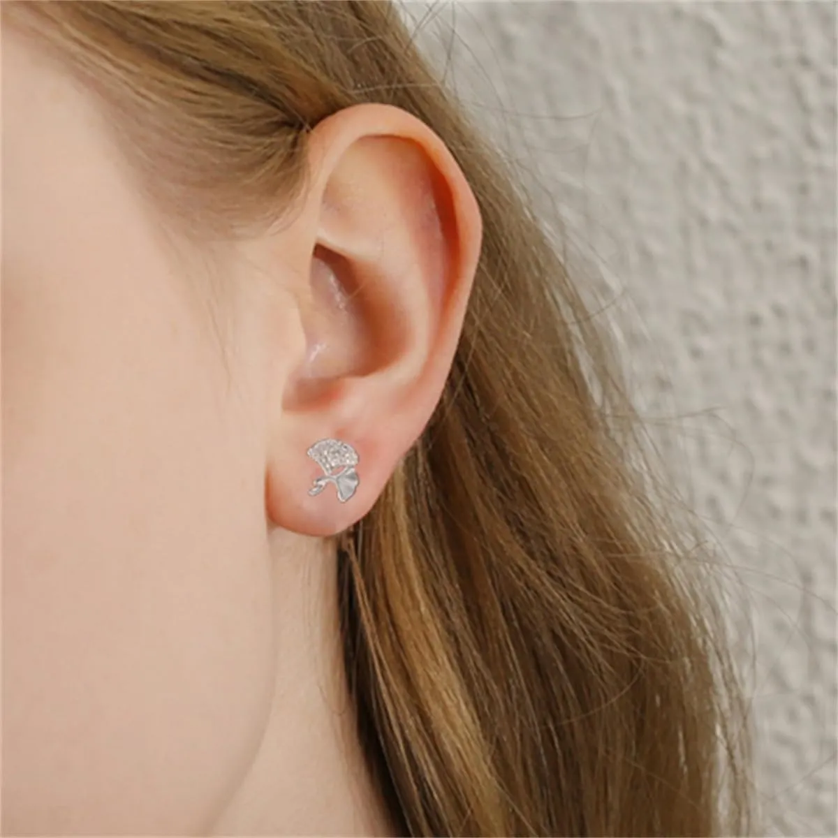 Cute CZ Ginko Leaf Stud Earrings for Women 925 Sterling Silver Gold Plated Ginkgo Leaves Studs Earring Fashion Crystals Chic Cartilage Tragus Body Piercing Jewelry for Mother Sister