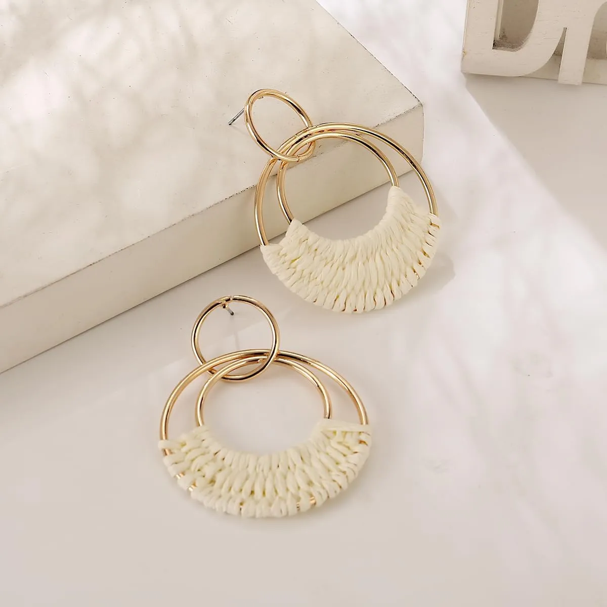Handmade Raffia Hoop Earrings Statement Tropical Bohemian Straw Dangle Earrings Natural Rattan Vacation Style Round Earrings for Women Summer Beach Party Essential Jewelry