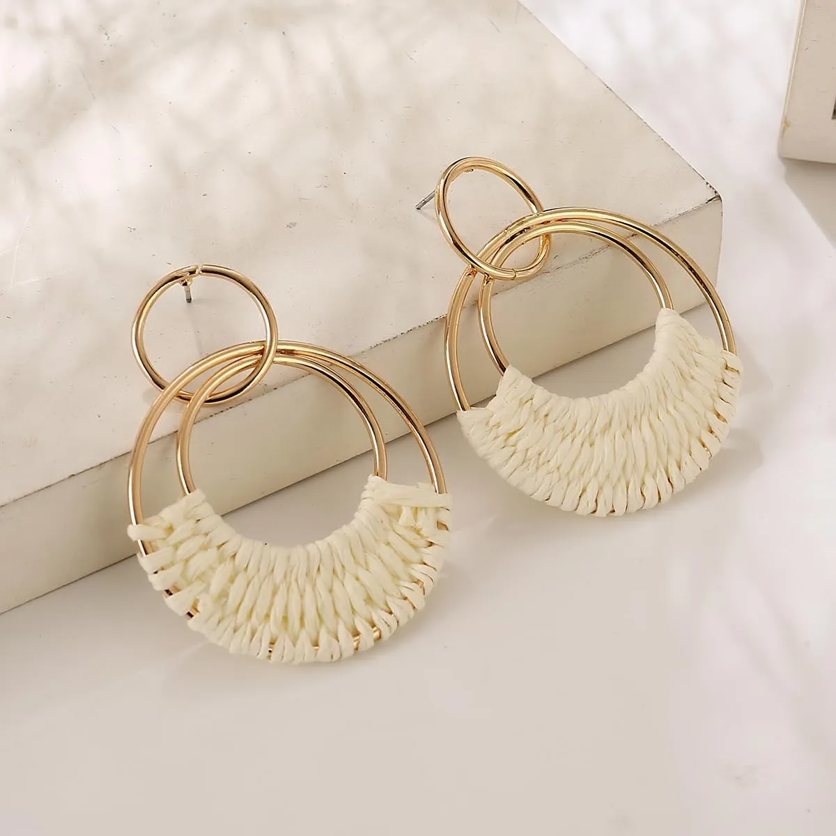 Handmade Raffia Hoop Earrings Statement Tropical Bohemian Straw Dangle Earrings Natural Rattan Vacation Style Round Earrings for Women Summer Beach Party Essential Jewelry