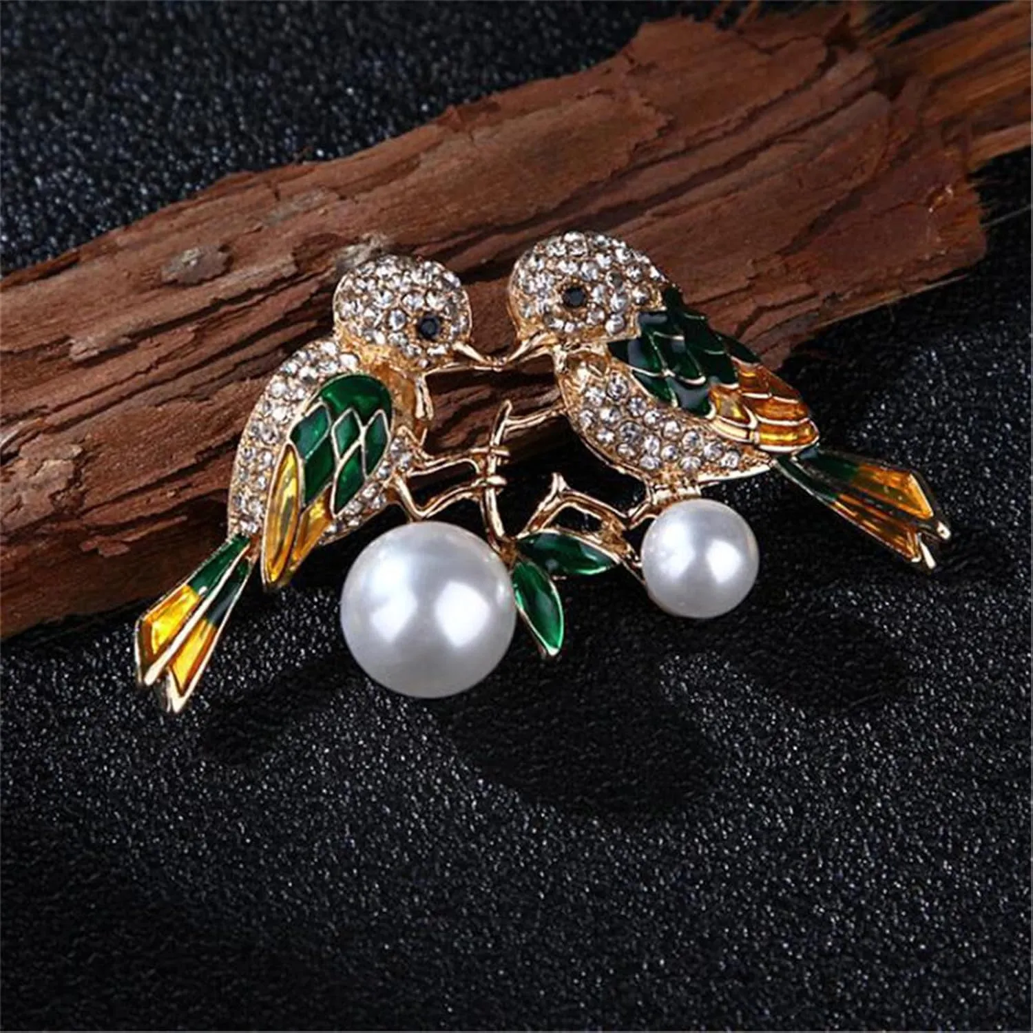 Lovely Bird Butterfly Bees Brooch for Women Pearl Rhinestone Lapel Pins Trendy Animal Jewelry Coat Pin Wedding