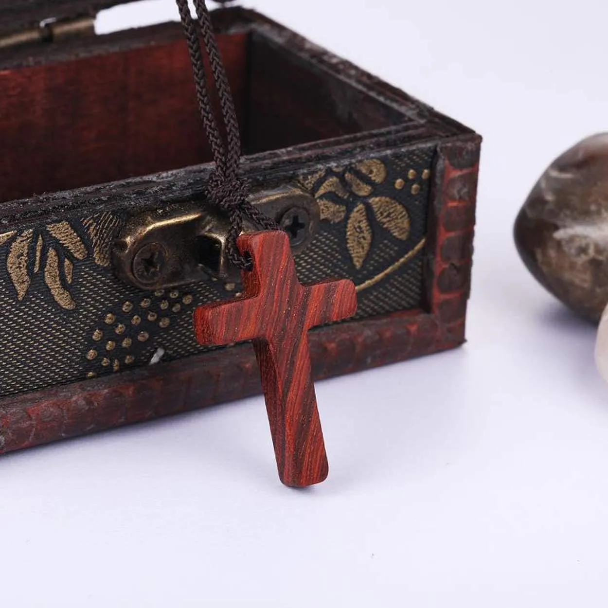 Natural Wooden Cross Pendant Necklaces for Women Men Sandalwood Handcrafted Gift Wood Hang from Car Rearview Mirror Pendant Vehicle Decoration
