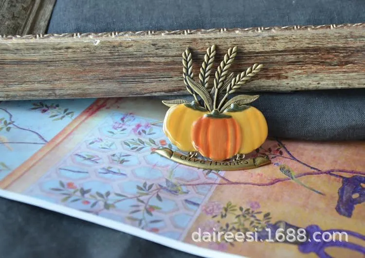 Rhinestone Halloween Pumpkin Brooch Pin for Women Girls Gold Plated Fashion Enamel Green Pumpkim Leaf Brooches Lapel Pins Cute Fall Holiday Festival Jewelry Gift Souvenir