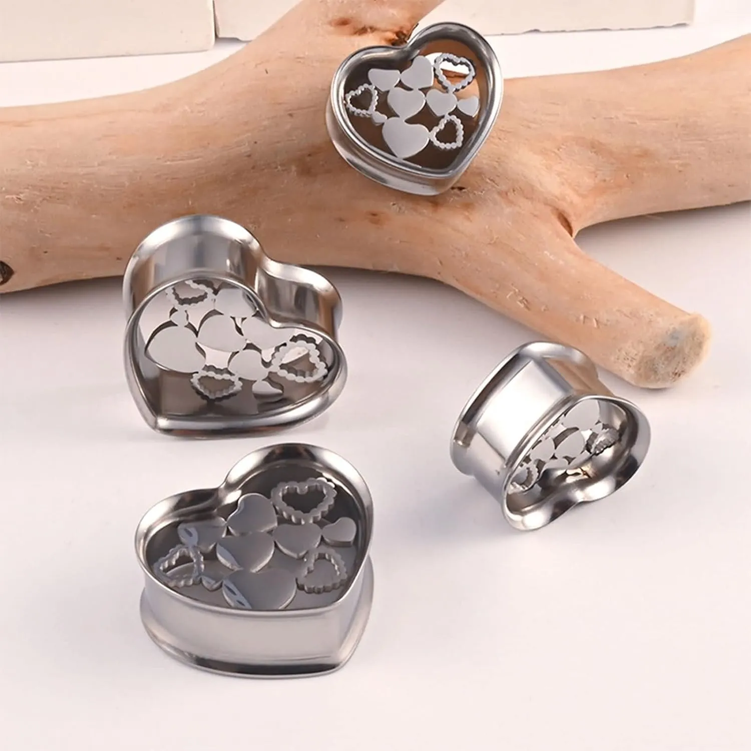 Tunnel Gauges, 2PCS Stainless Steel Ear Plugs Polished Hollow Heart Gauge Plugs Body Piercings Jewelry